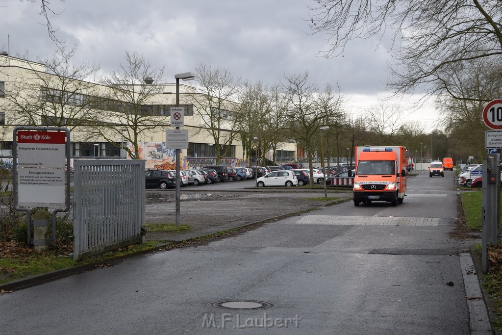 Einsatz BF Koeln Schule Burgwiesenstr Koeln Holweide P099.JPG - Miklos Laubert